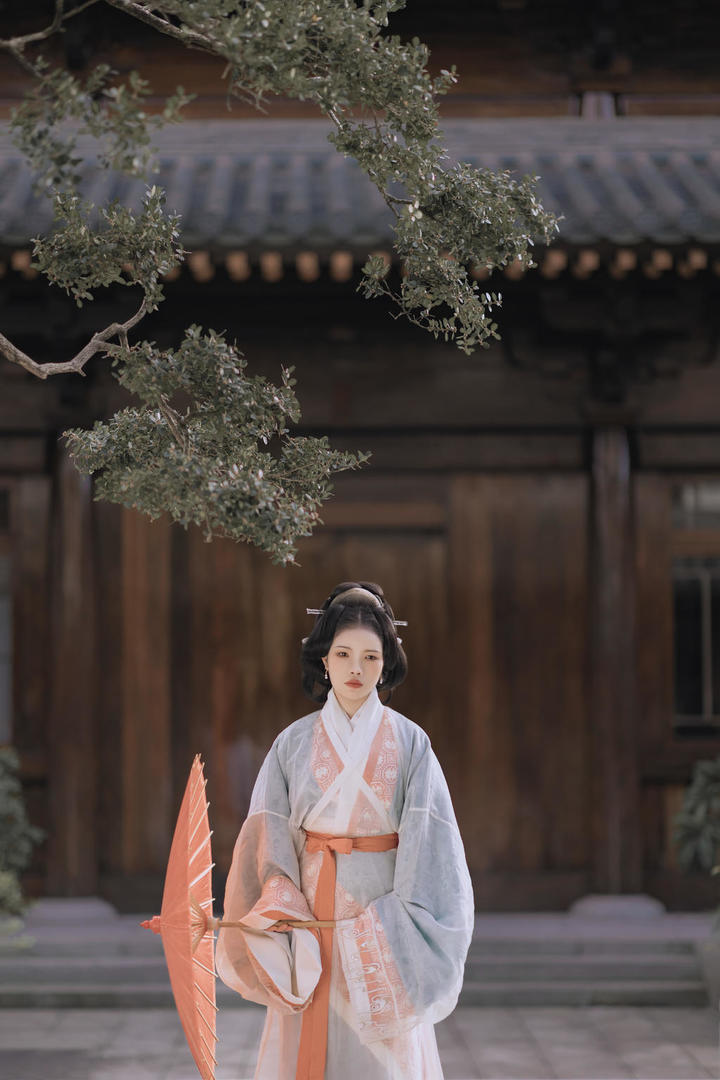 庭院里穿着汉服的古装美女艺术写真图片