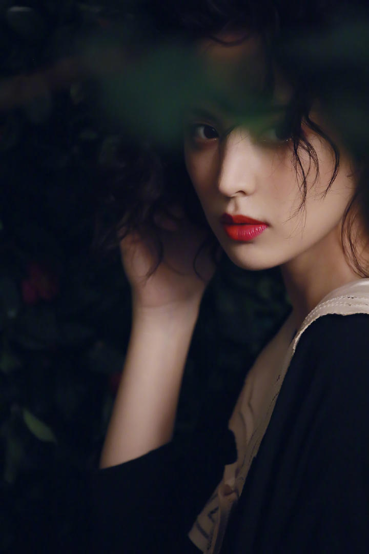 性感红唇美女明星古力娜扎高清唯美意境壁纸图片