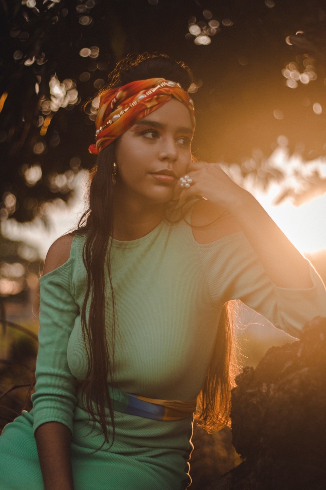 黄昏美女艺术照图片