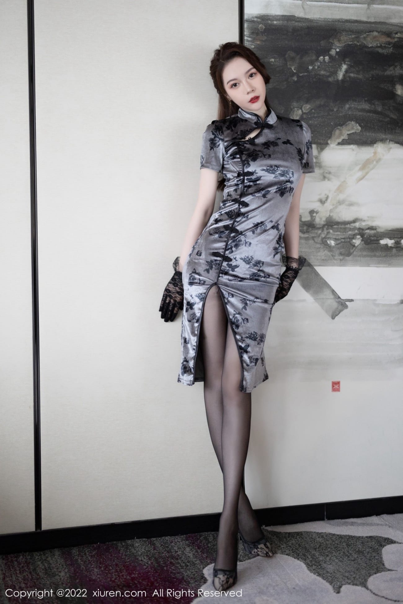 秀人网美女模特梦心玥暗灰色旗袍配诱人黑丝佛山心愿旅拍