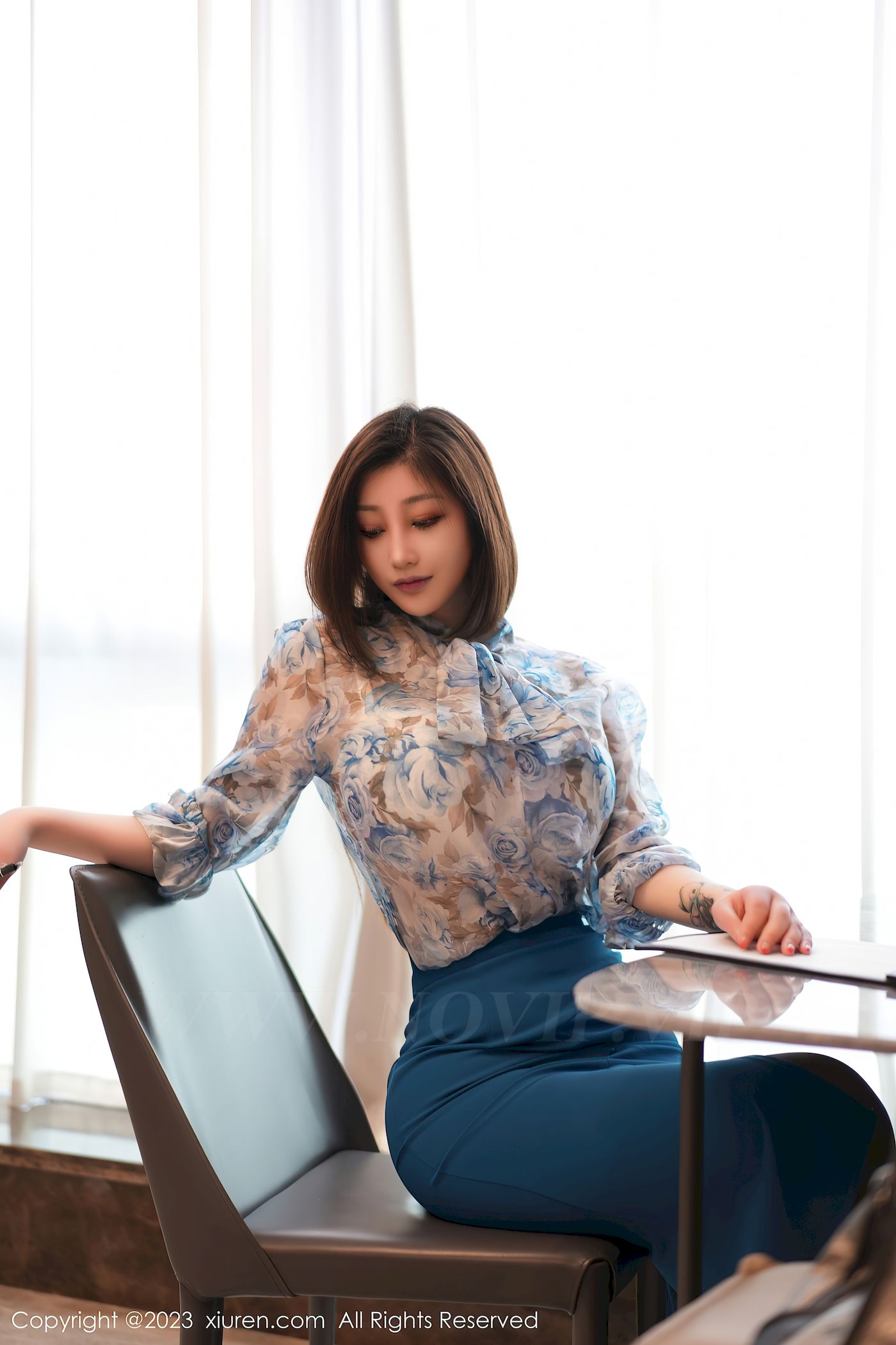 秀人网性感女神妲己_Toxic浅花上衣搭配蓝色短裙厦门旅拍