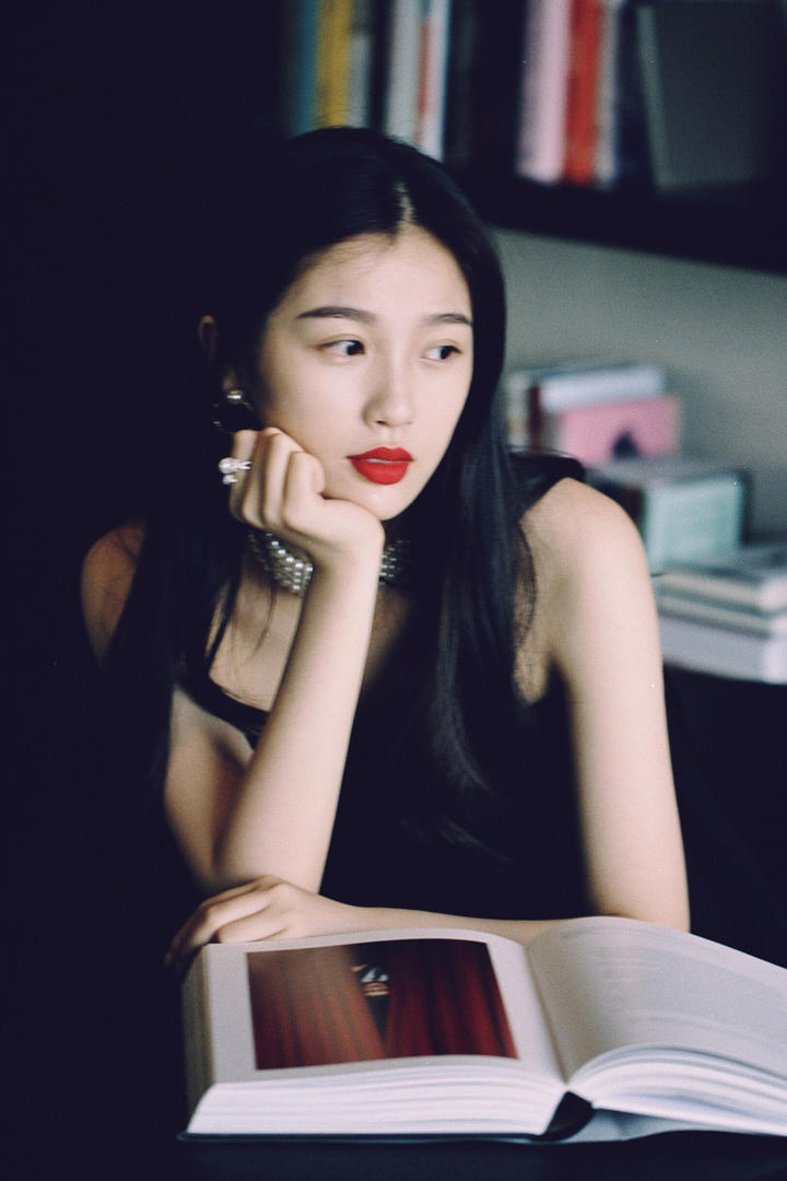 看书的气质美女明星虞书欣图片