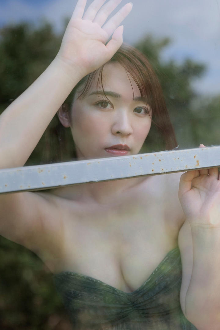 趴在窗户上的日本丰满AV成熟美女图片