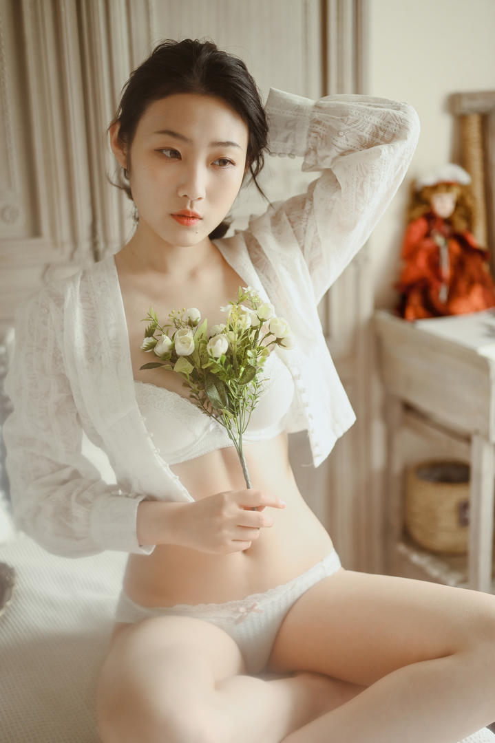 拿着鲜花的清纯性感美女沈伊唯美女生头像写真图片