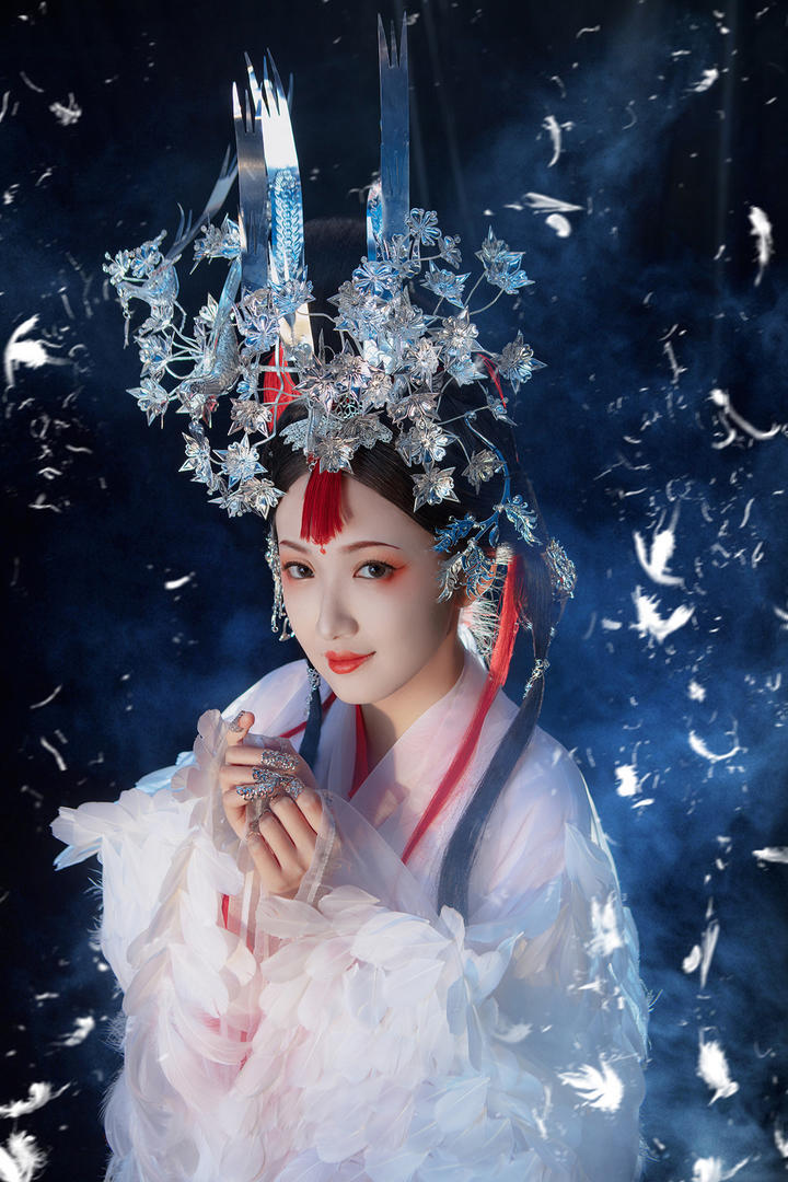 戴着银质头冠的古装美女图片