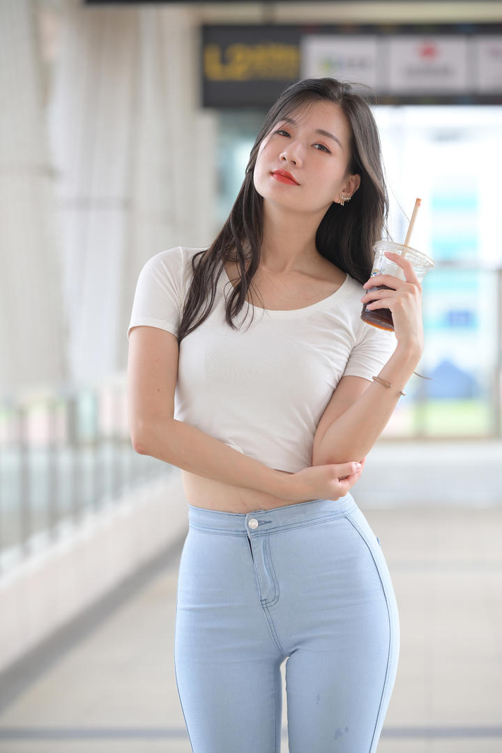 国产街拍牛仔裤紧身裤韵味美女图片