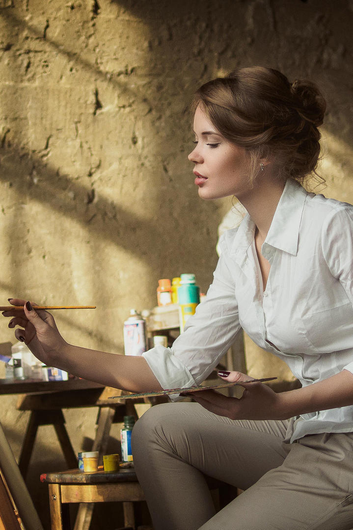 画画的欧美美女摄影图片