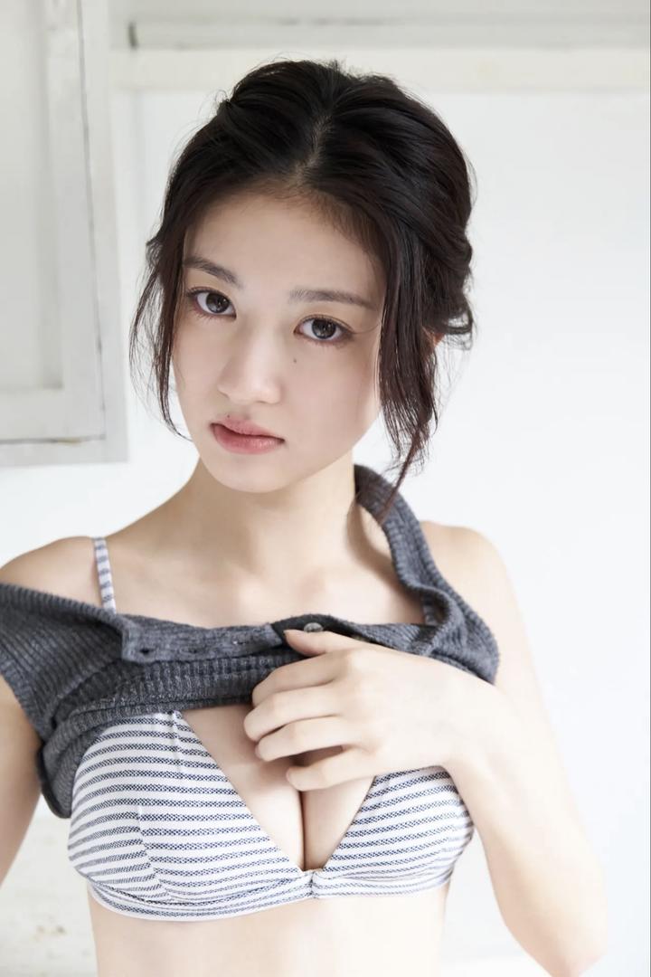 掀起上衣的日本大胸MM高清亚洲极品美女套图