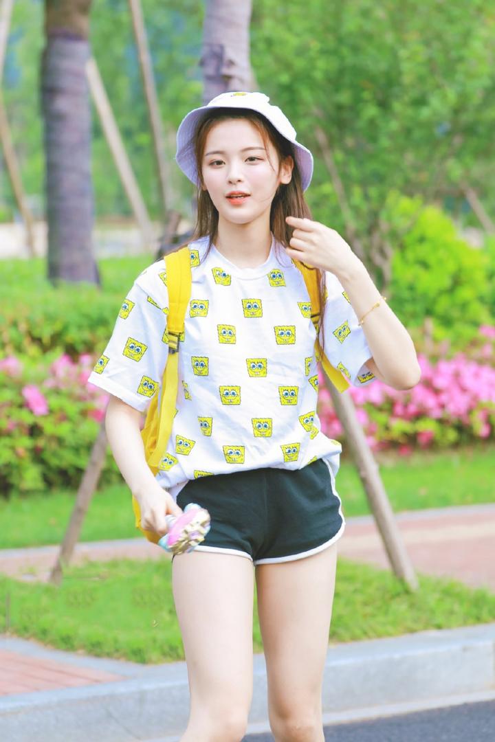 当红女星杨超越超短热裤白皙美腿写真图片