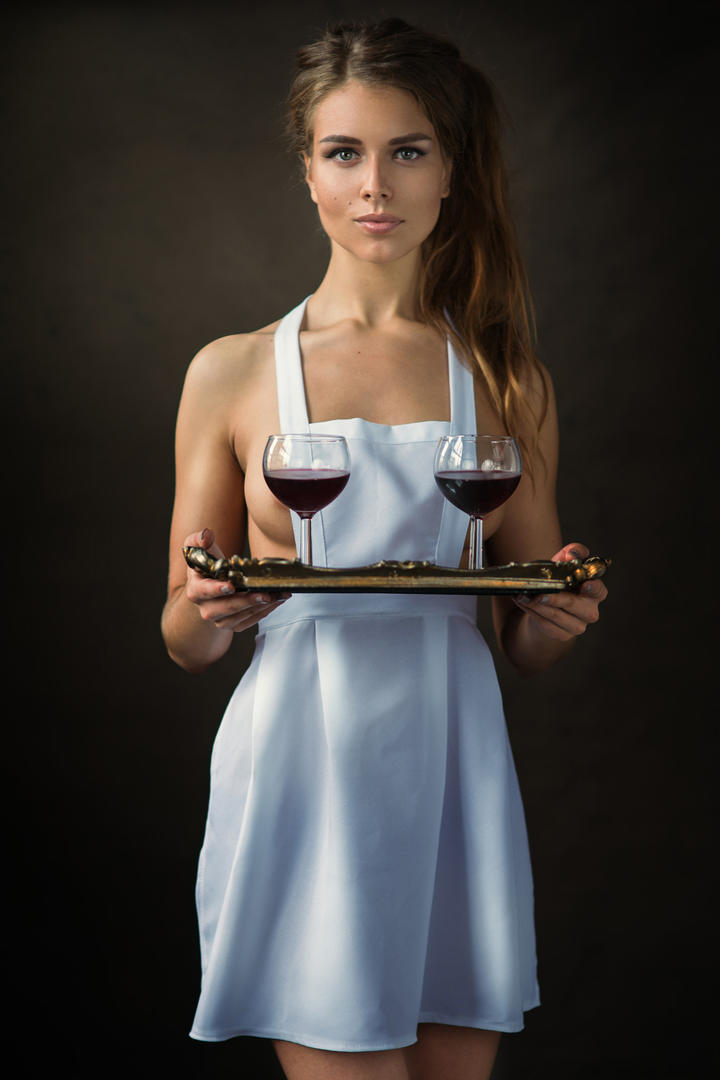 捧着红酒的欧美美女肖像艺术写真图片