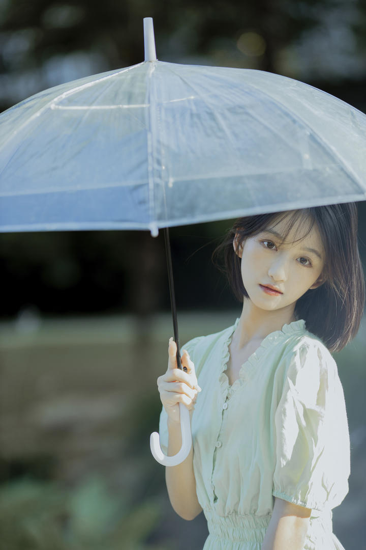 撑着伞的清纯女孩高清女生头像图片大全