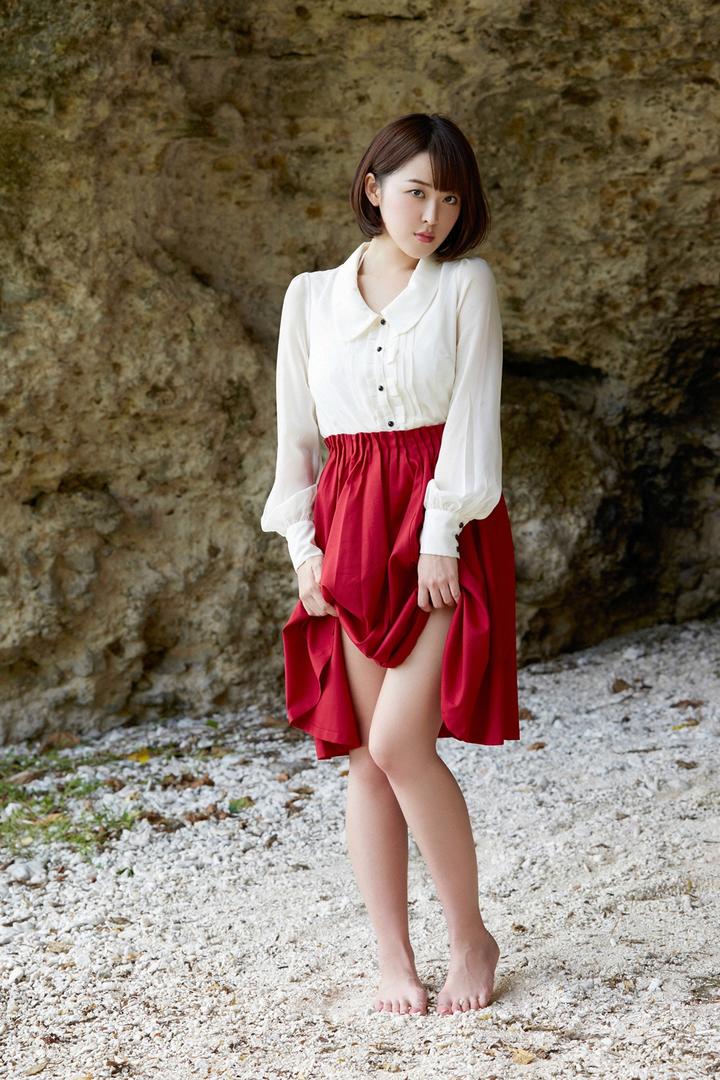 穿红色裙子的日本养眼短发美女手机壁纸图片大全