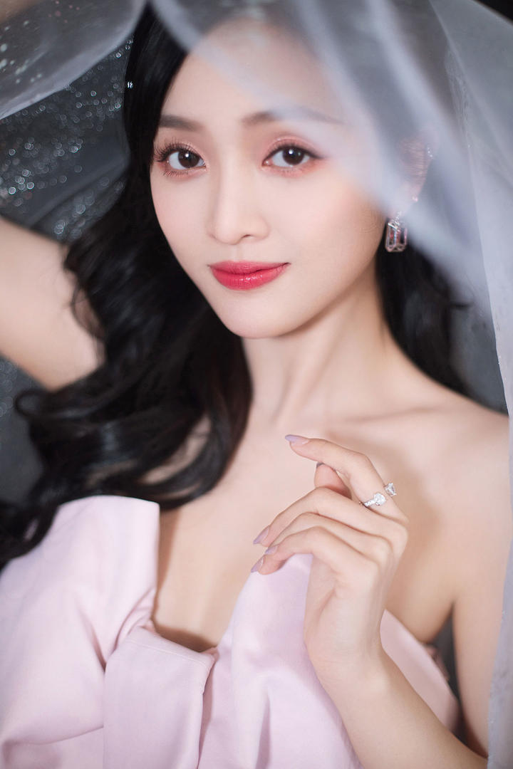 大眼睛美女明星吴宣仪图片