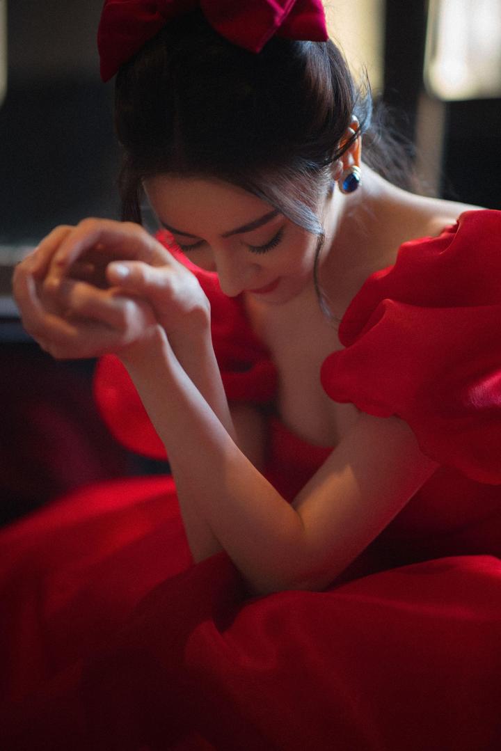 迪丽热巴中国红舞台服穿搭可爱喜庆美照