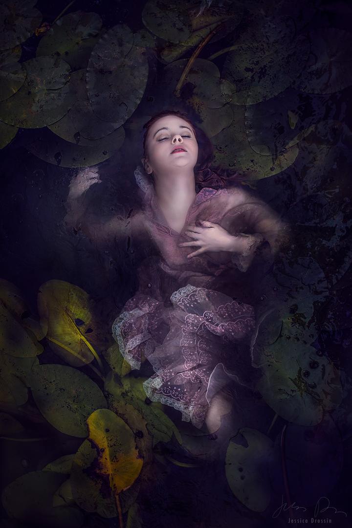 躺在叶子上的欧美美女艺术图片