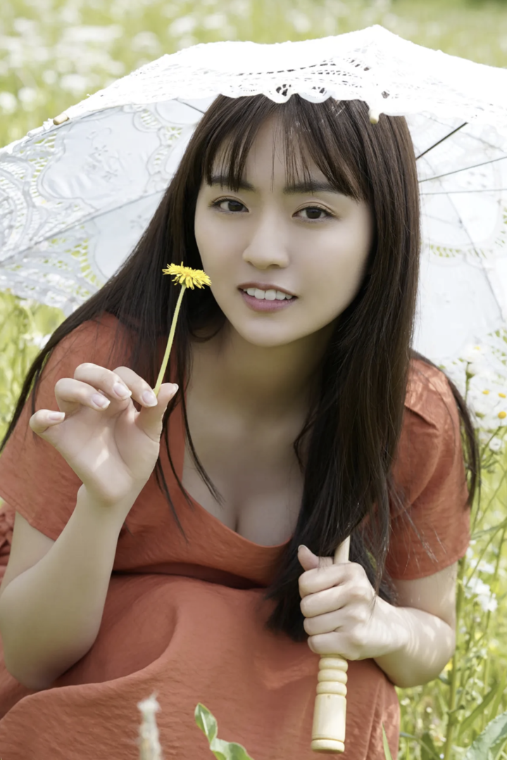 户外采花的日本美女唯美写真图片