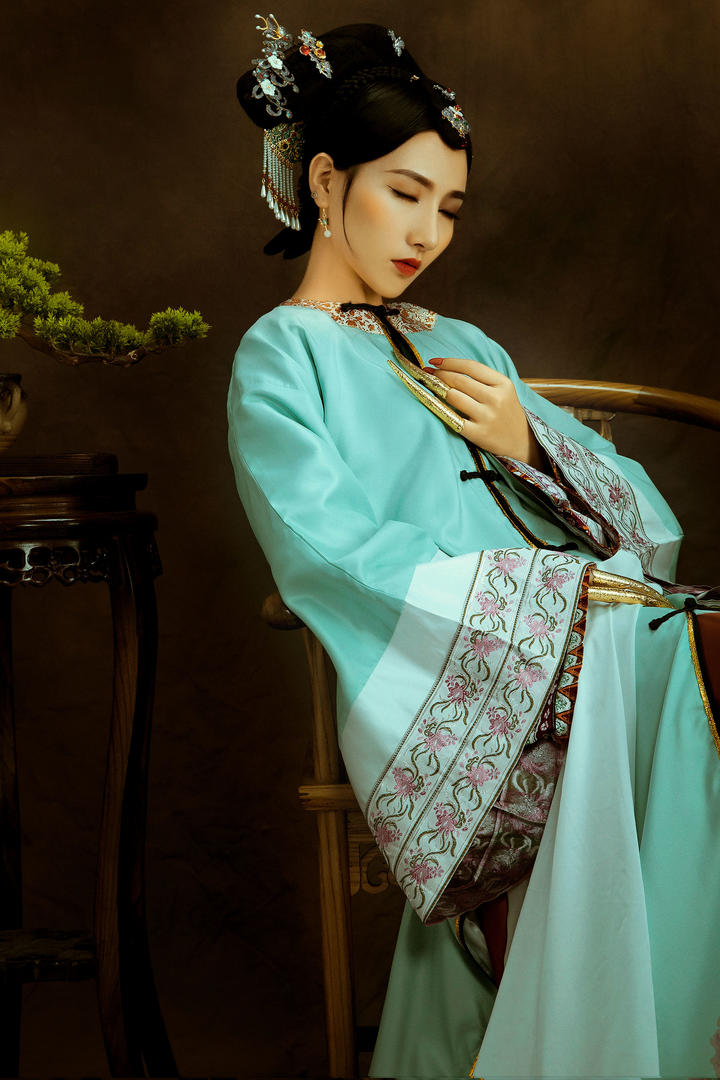 坐在太师椅上的旗袍美女古风图片写真