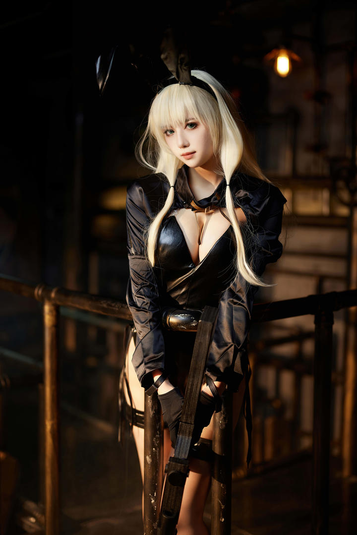 胸大的金发漂亮妹子COS动漫人物写真图片