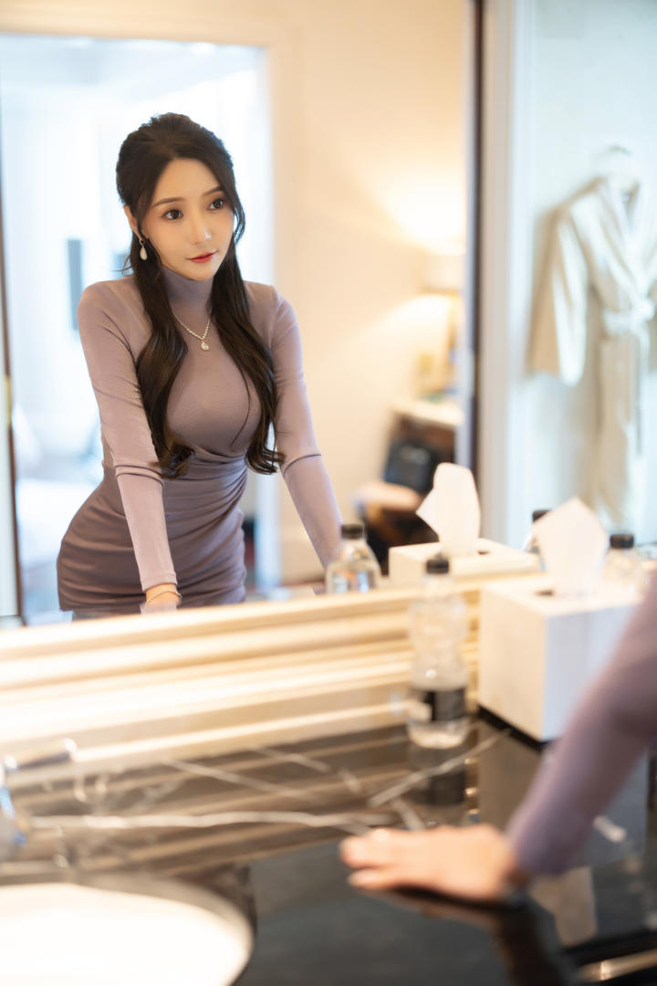 照镜子的性感韵味美女模特王馨瑶酒店自拍图片