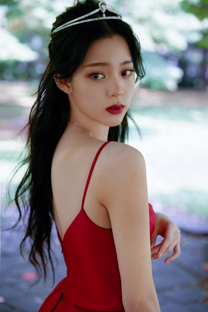 戴着皇冠的漂亮美女明星欧阳娜娜高清美女图片