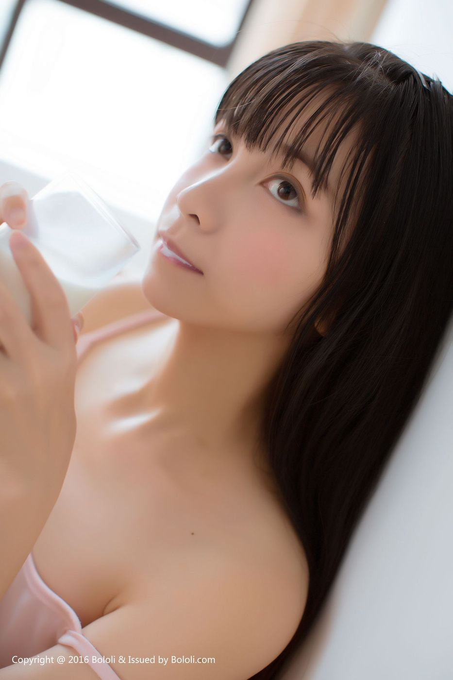 波萝社清纯美少女cn鱼丸真空睡衣喝奶室内私房写真