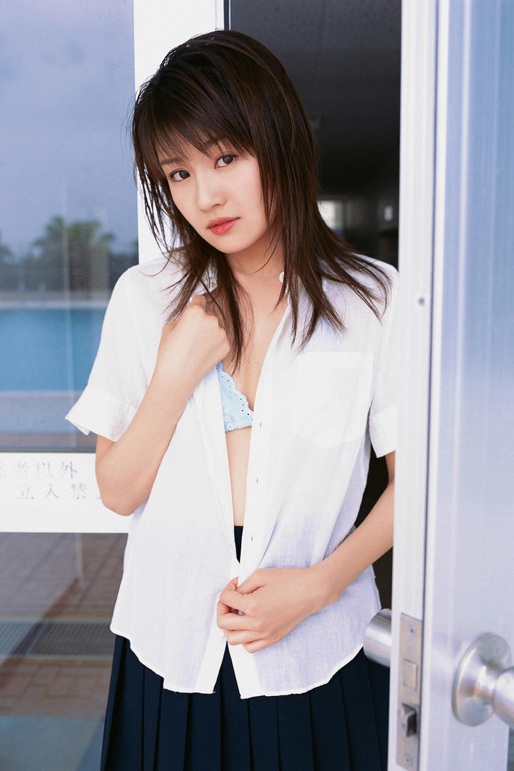 解开白衬衣扣子的日本性感AV女优图片