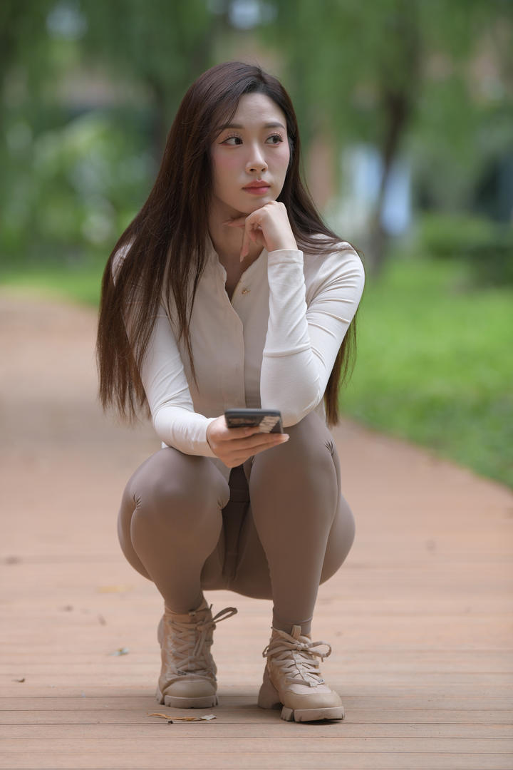 蹲在地上的紧身瑜伽裤小姐姐美女mm131图片