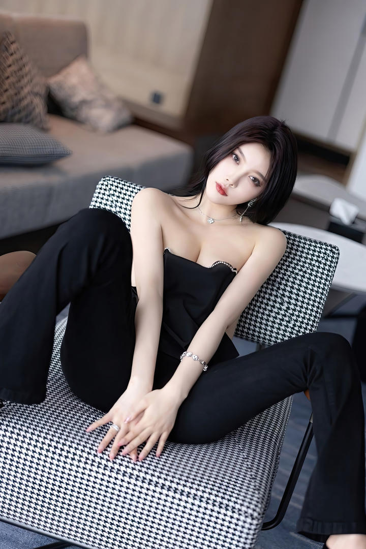 中国性感女神杨晨晨张开双腿大胆写真图片