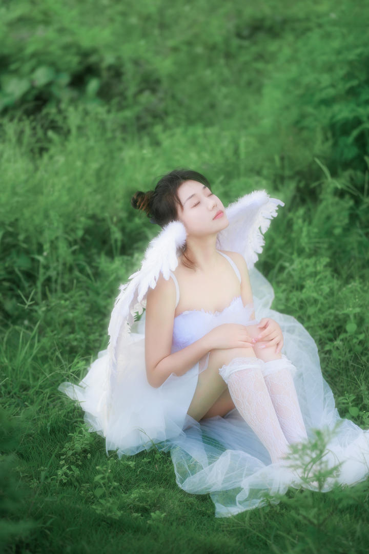 坐在草地上的清纯女神唯美女生艺术摄影图片
