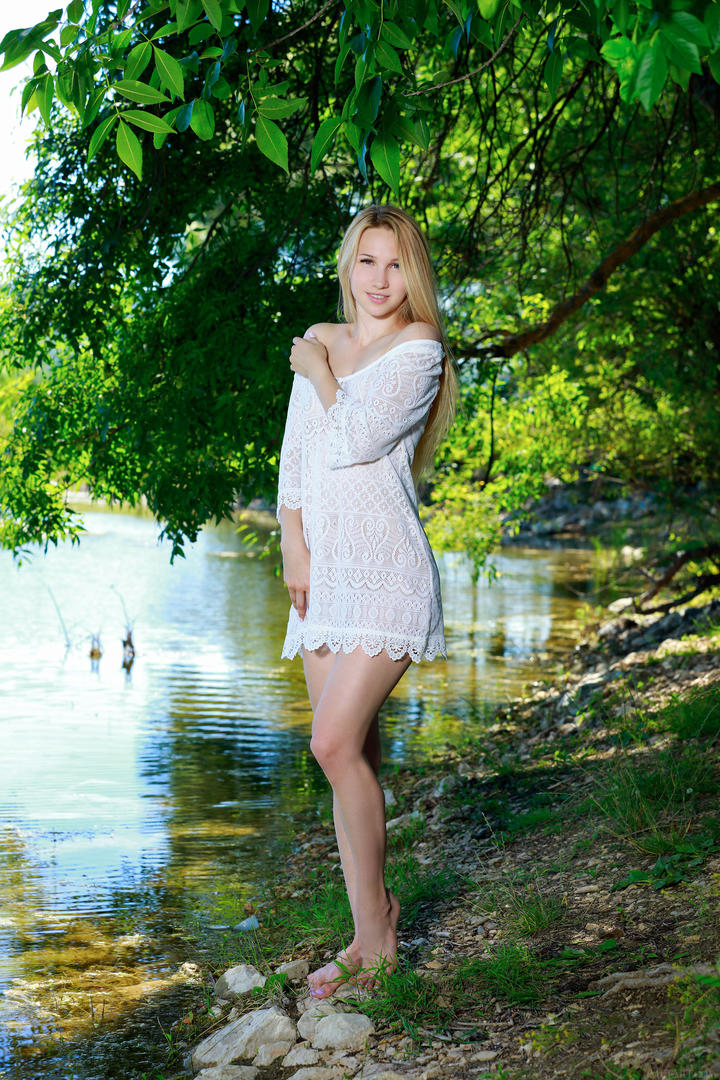 站在水边的高清俄罗斯美女写真图片