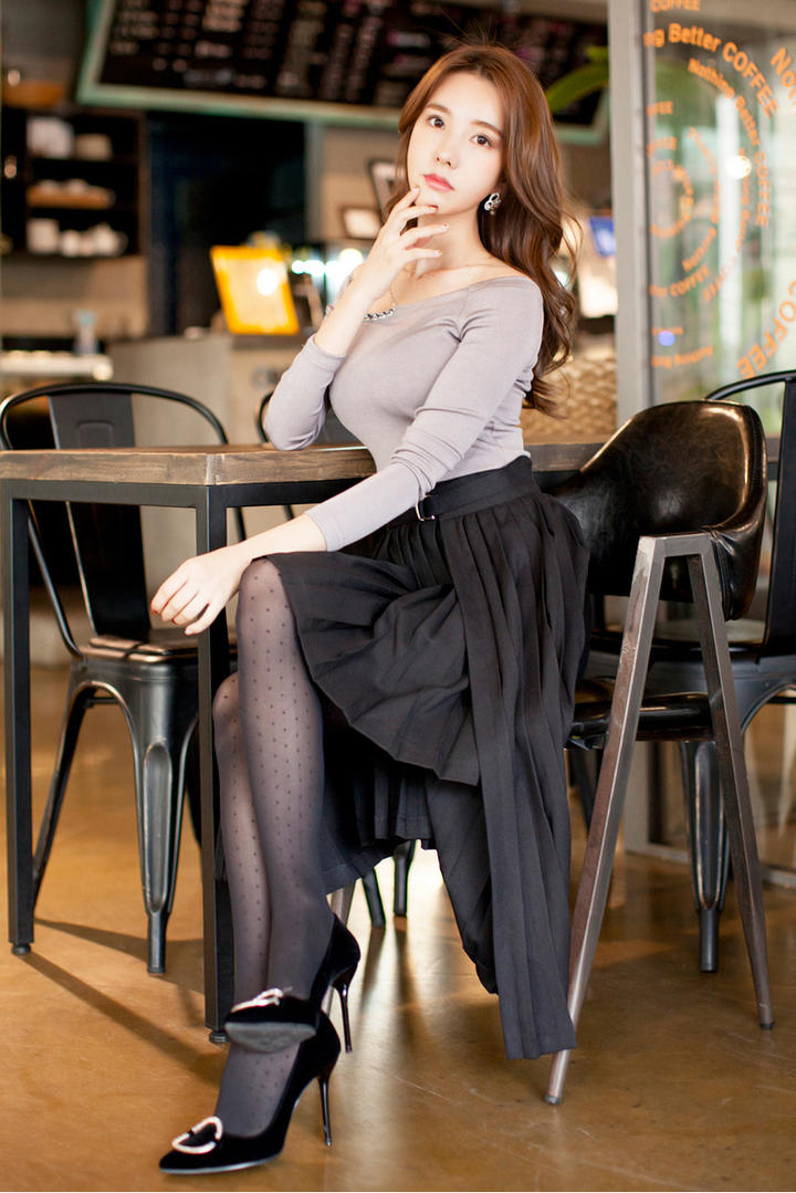 坐在椅子上的韩国美女明星金孝轩写真