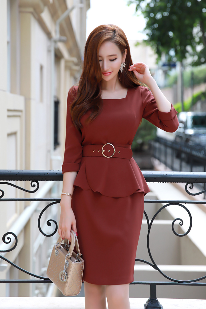 站在栏杆边的高清韩国美女李妍静写真