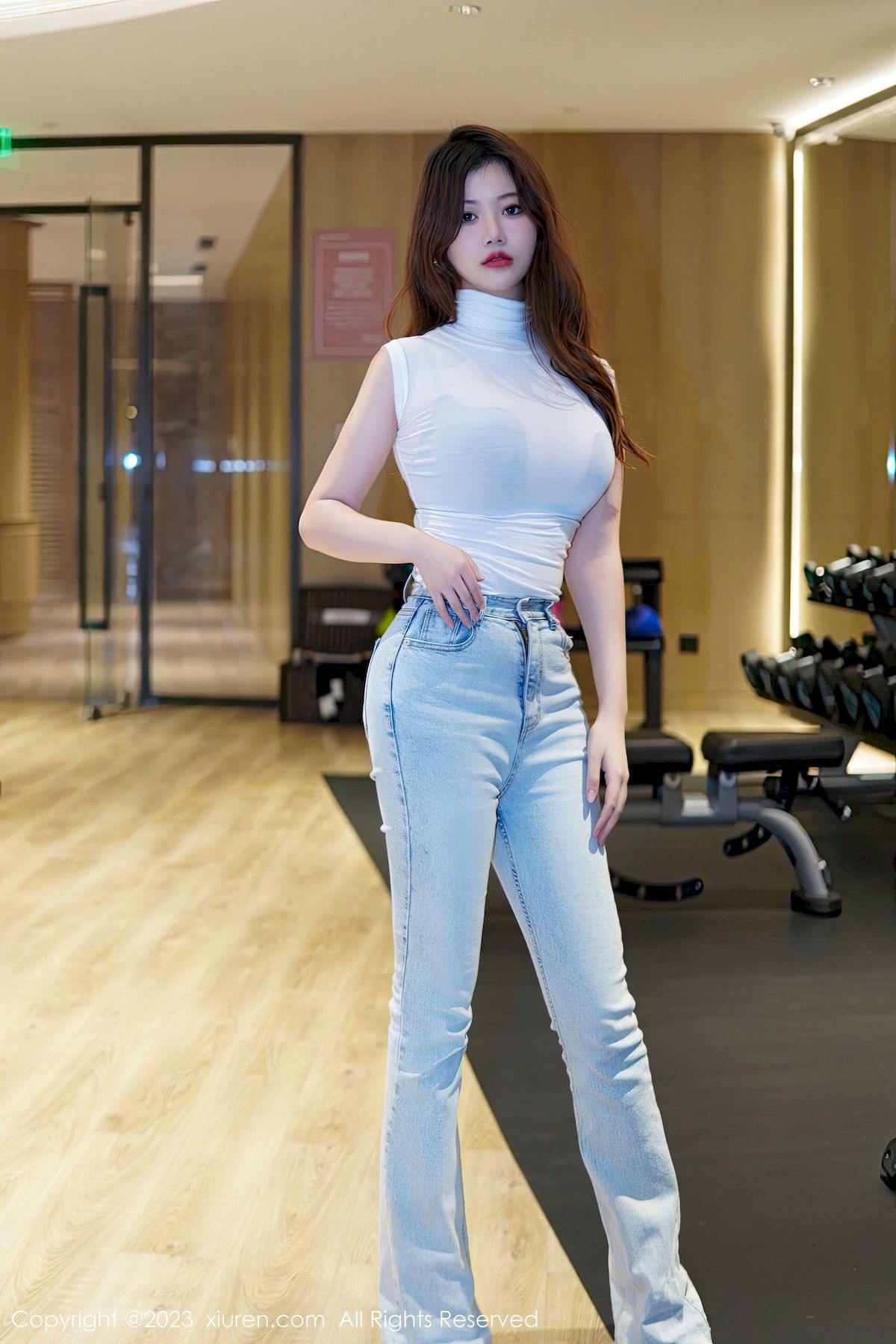 秀人网新人嫩模奈奈子风满身材健身房场景性感写真