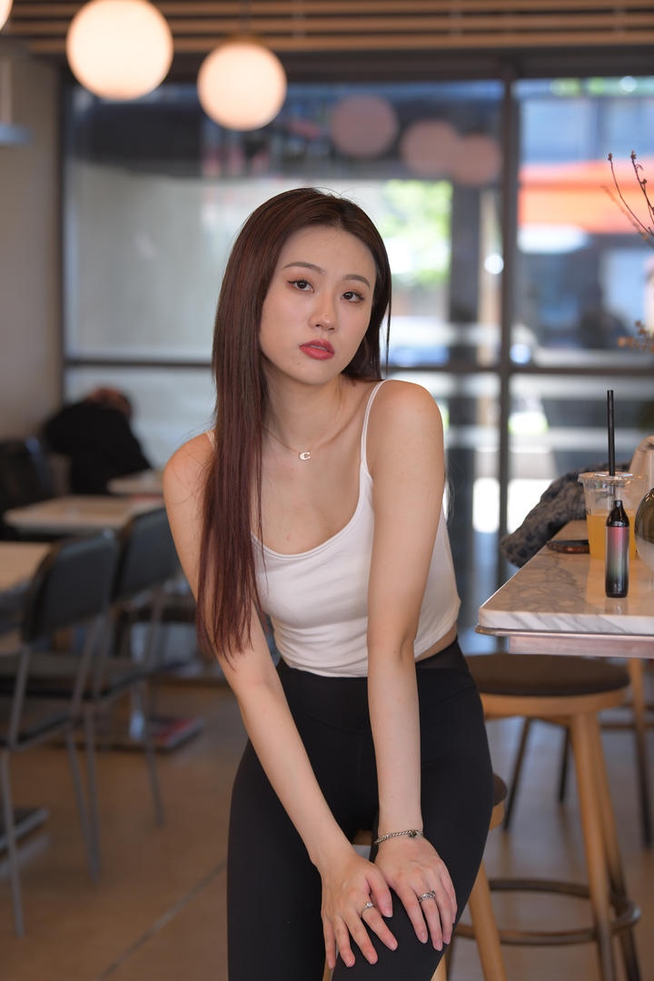 餐厅里的瑜伽裤美女国模高清写真图片