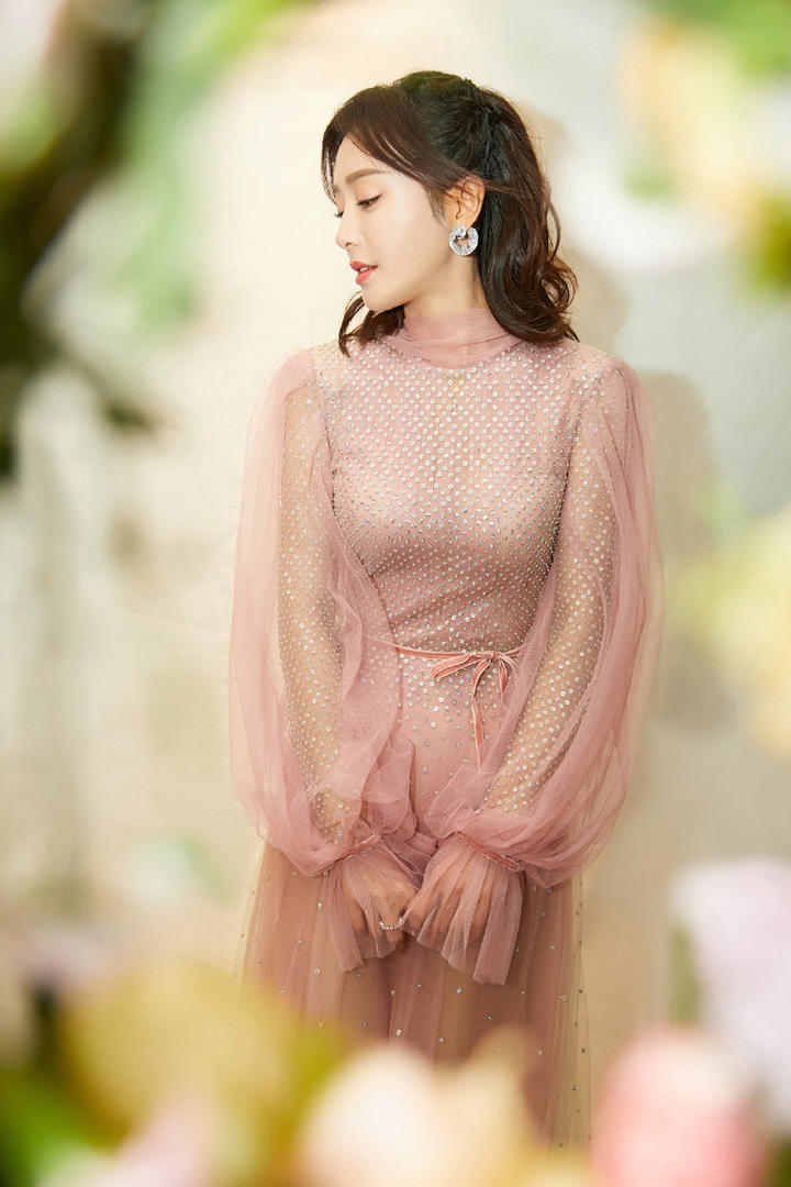 唯美气质美女明星秦岚优雅写真图片
