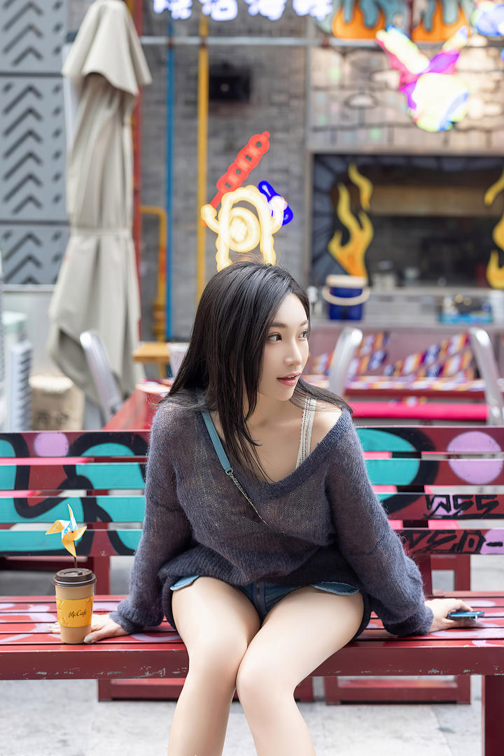 太古里街拍喝咖啡的美腿美女图片