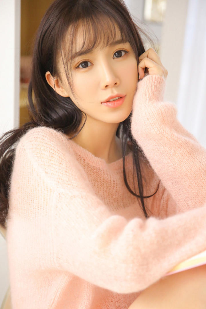 穿着粉色毛衣的清纯美女图片女生头像壁纸图片