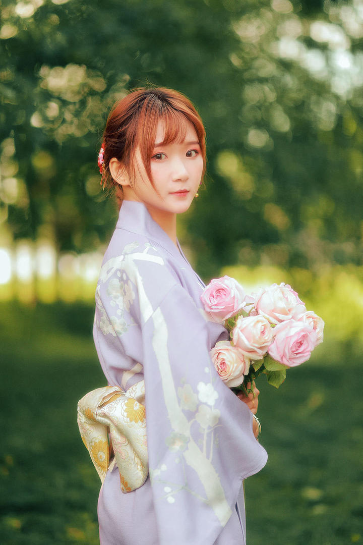 捧着花朵的日本和服美女高清写真图片