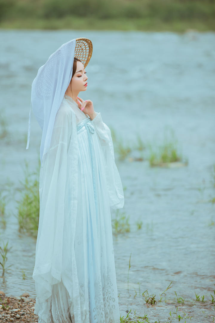 仙气飘飘女生头像河边的古装美女艺术写真图片