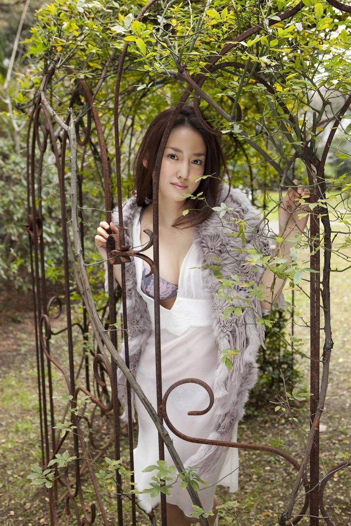 日本成熟美妇户外大胆私拍套图