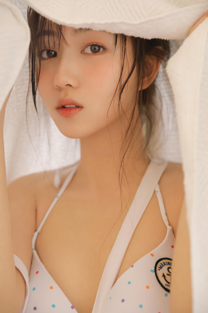 极品清纯白皙甜美女生写真图片