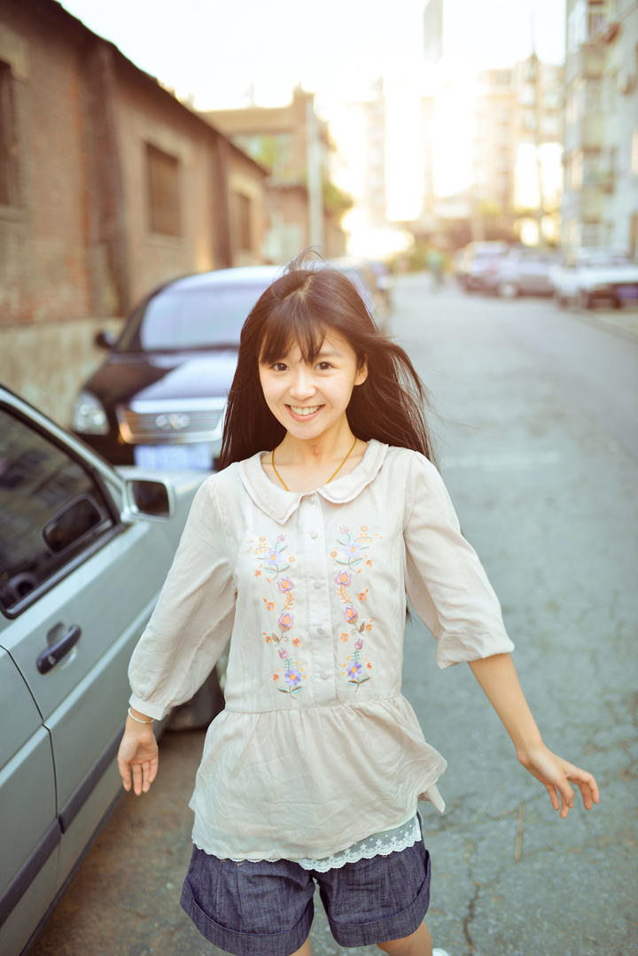 街拍可爱清纯美女演员宋伊人图片