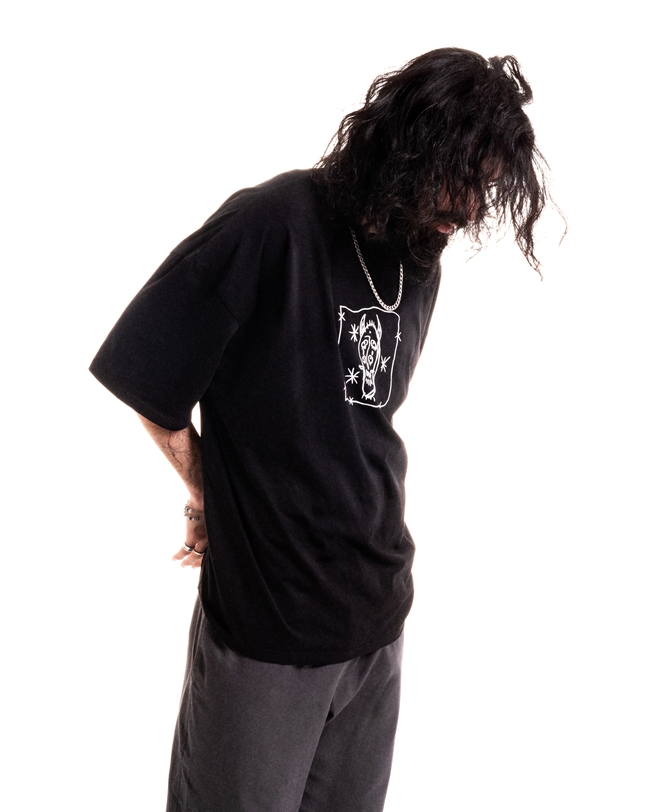 黑色T恤长发帅哥图片