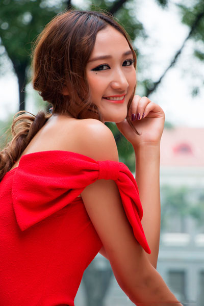 妖娆身材的红裙女子翘臀诱惑