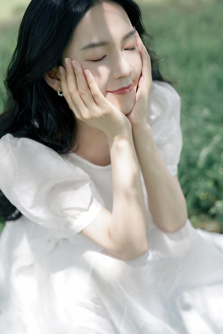 捧着脸的高清美女明星陈瑶初图片