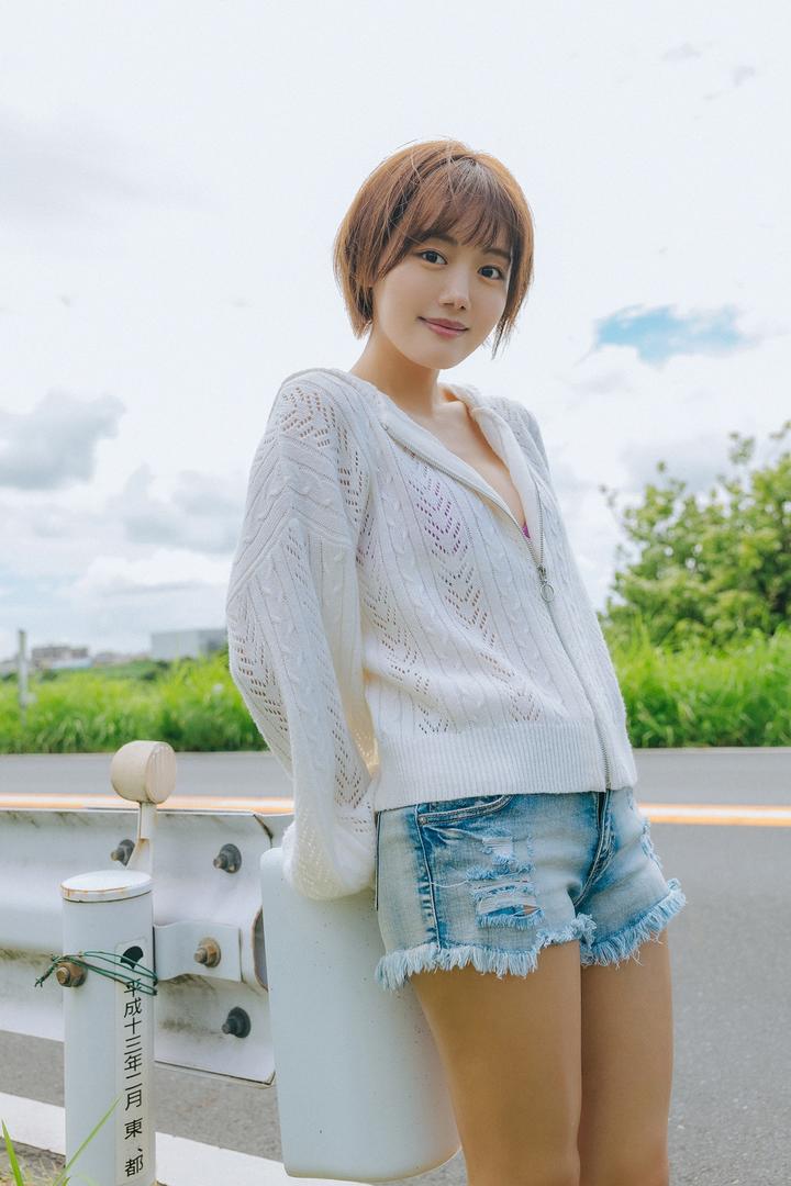 短发美女街拍图片