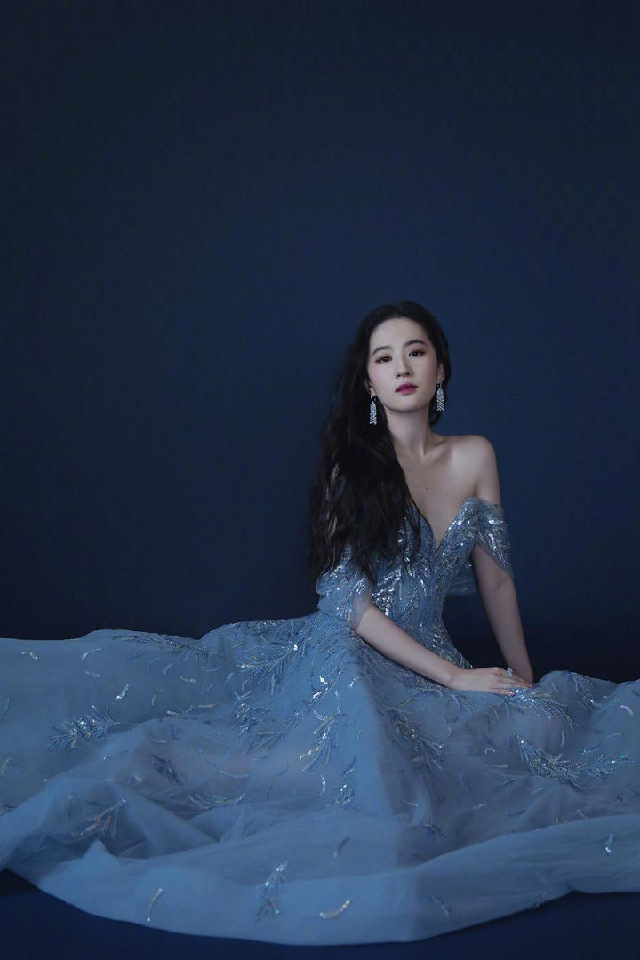 高清美女明星图片刘亦菲蓝色长裙气质优雅写真图片