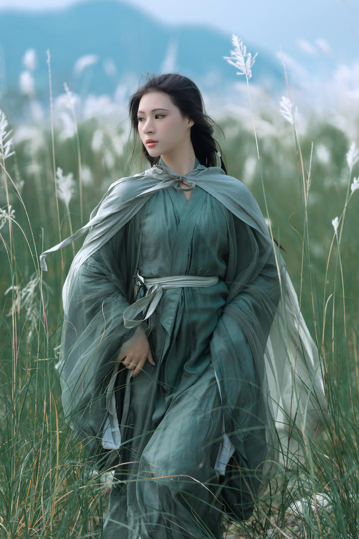 一身青衣的古典东方美女荒野艺术照欣赏