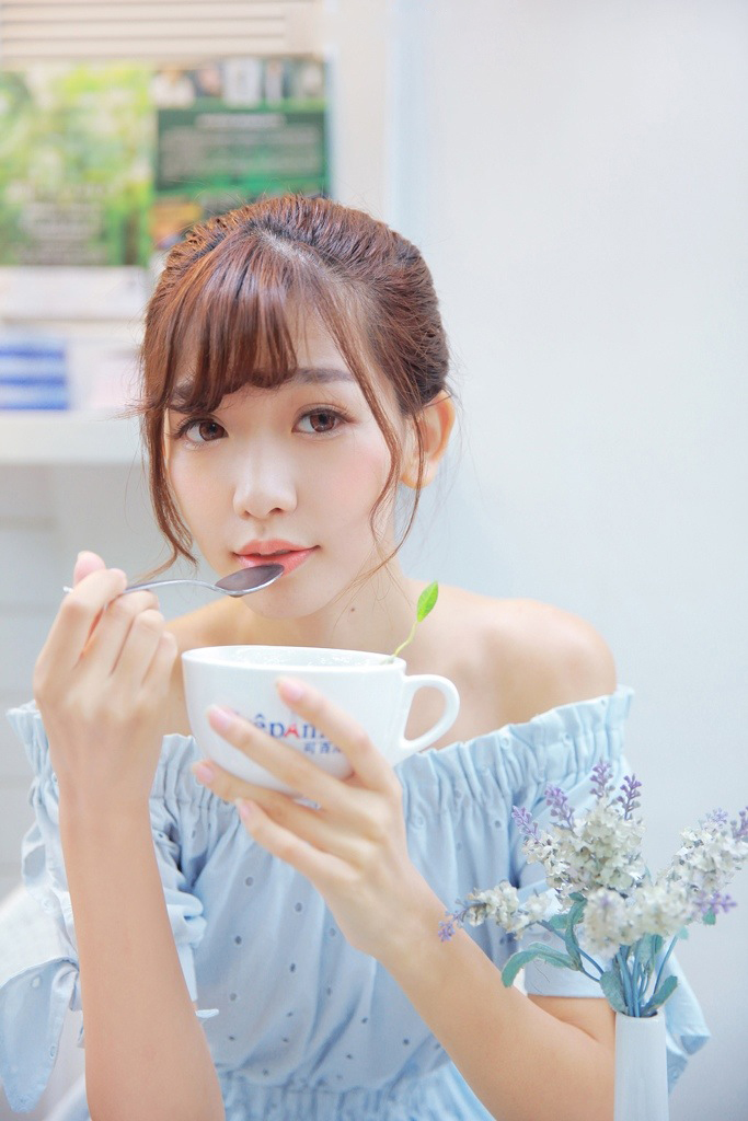 邂逅ShowGirl美女陈潇Xiaoer下午茶清纯写真