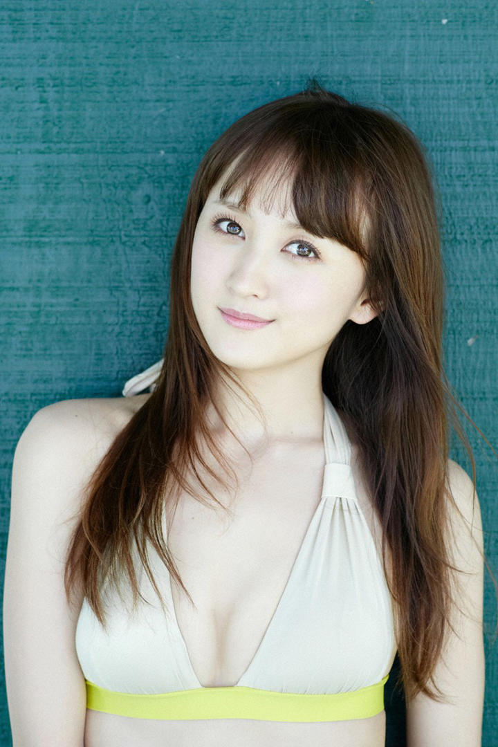 靠在墙边的高清日本漂亮美女写真图片